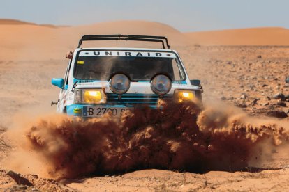 mecànica. Daniel Guia solda ell mateix el Seat Panda amb el qual participarà al Raid amb la seua parella.