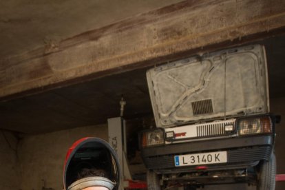 mecànica. Daniel Guia solda ell mateix el Seat Panda amb el qual participarà al Raid amb la seua parella.