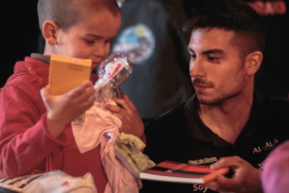 mecànica. Daniel Guia solda ell mateix el Seat Panda amb el qual participarà al Raid amb la seua parella.