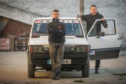 mecànica. Daniel Guia solda ell mateix el Seat Panda amb el qual participarà al Raid amb la seua parella.