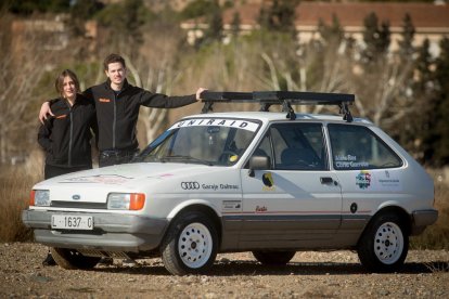 mecànica. Daniel Guia solda ell mateix el Seat Panda amb el qual participarà al Raid amb la seua parella.