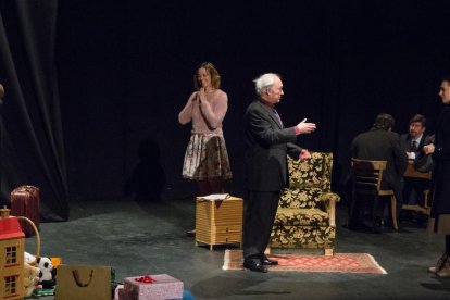 la força de la paraula. Tot el pes de les obres descansa en els actors, que donen vida a textos atemporals.