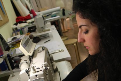 taller. L’Alba treballant al seu taller. Un espai únic on també es troba el Showroom.