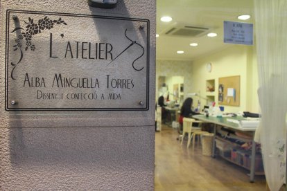 taller. L’Alba treballant al seu taller. Un espai únic on també es troba el Showroom.