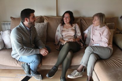 COMUNICACIÓ. El Marc i la Isabel, la mare de la Sabrina, parlant a casa. La comunicació s'ha incrementat a casa amb la FiV.