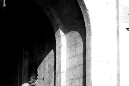 cicatrius de guerra. A l'Arc del pont encara es poden veure nombroses marques de metralla.