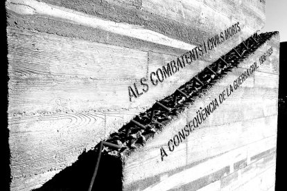 cicatrius de guerra. A l'Arc del pont encara es poden veure nombroses marques de metralla.