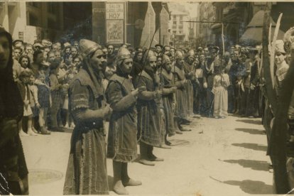 balls. La desfilada del diumenge a la tarda és un gran espectacle de color, música i vestuari.