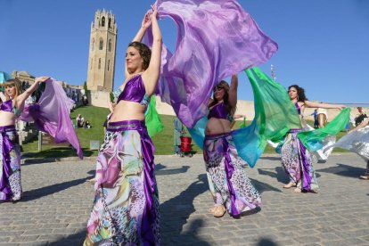 balls. La desfilada del diumenge a la tarda és un gran espectacle de color, música i vestuari.