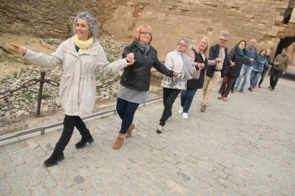 balls. La desfilada del diumenge a la tarda és un gran espectacle de color, música i vestuari.