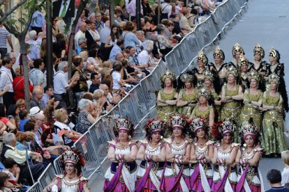balls. La desfilada del diumenge a la tarda és un gran espectacle de color, música i vestuari.
