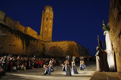 balls. La desfilada del diumenge a la tarda és un gran espectacle de color, música i vestuari.