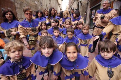 balls. La desfilada del diumenge a la tarda és un gran espectacle de color, música i vestuari.