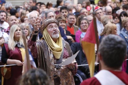 balls. La desfilada del diumenge a la tarda és un gran espectacle de color, música i vestuari.