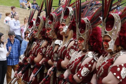 balls. La desfilada del diumenge a la tarda és un gran espectacle de color, música i vestuari.