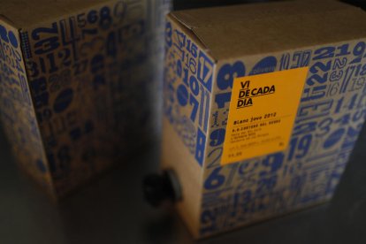 fruita dolça. A dalt, disseny genèric de capses per a pomes. A baix, capsa per a cireres per a botigues gurmet.