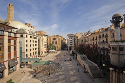 restes. Sota la plaça es conserven les restes de l’antiga església, gairebé davant de la nova.