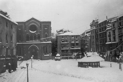 restes. Sota la plaça es conserven les restes de l’antiga església, gairebé davant de la nova.