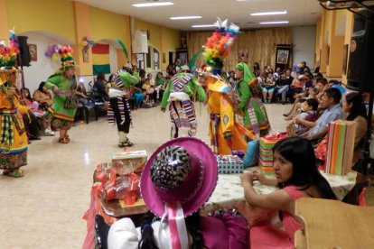 restes. Sota la plaça es conserven les restes de l’antiga església, gairebé davant de la nova.