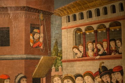 restes. Sota la plaça es conserven les restes de l’antiga església, gairebé davant de la nova.