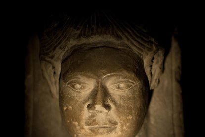 restes. Sota la plaça es conserven les restes de l’antiga església, gairebé davant de la nova.