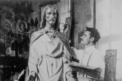 restes. Sota la plaça es conserven les restes de l’antiga església, gairebé davant de la nova.