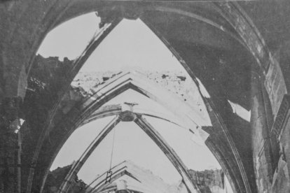 restes. Sota la plaça es conserven les restes de l’antiga església, gairebé davant de la nova.