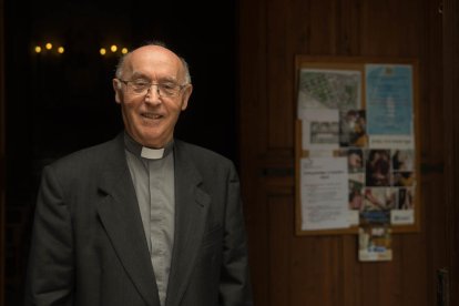 restes. Sota la plaça es conserven les restes de l’antiga església, gairebé davant de la nova.