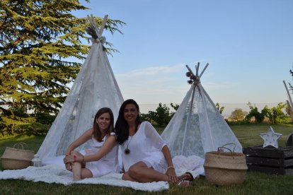 interior i exterior. Els tipis poden posar-se tant a l’exterior com a l’interior de les cases per fer una festa d’aniversari.