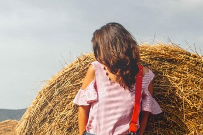 peramola. Una de les darreres creacions de l’Helena, en primer pla, i en segon, el poble de Peramola, on hi ha el seu taller.