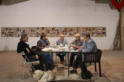foto típica. Una de les fotos típiques dels àlbums de les bodes al Castell del Remei és aquesta amb una de les torres de fons.