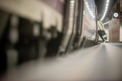 canvi d’hàbits. Als trens de la tarda la gran majoria viatgen enganxats al mòbil. Els lectors de llibres són molt pocs.