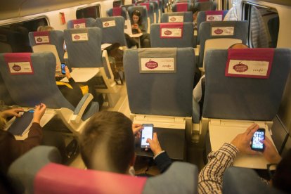 canvi d’hàbits. Als trens de la tarda la gran majoria viatgen enganxats al mòbil. Els lectors de llibres són molt pocs.