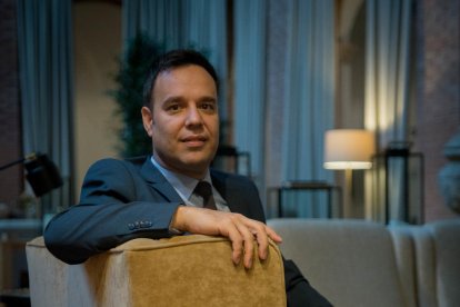 canvi d’hàbits. Als trens de la tarda la gran majoria viatgen enganxats al mòbil. Els lectors de llibres són molt pocs.