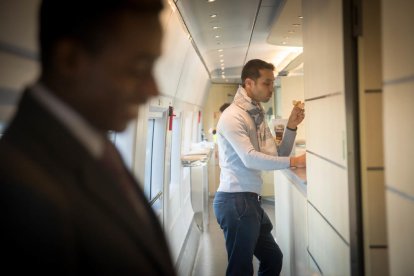 canvi d’hàbits. Als trens de la tarda la gran majoria viatgen enganxats al mòbil. Els lectors de llibres són molt pocs.