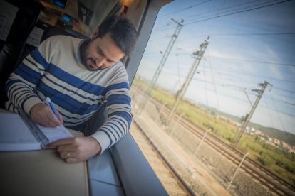 canvi d’hàbits. Als trens de la tarda la gran majoria viatgen enganxats al mòbil. Els lectors de llibres són molt pocs.