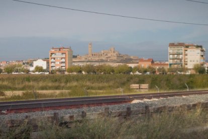 canvi d’hàbits. Als trens de la tarda la gran majoria viatgen enganxats al mòbil. Els lectors de llibres són molt pocs.