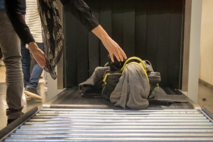 canvi d’hàbits. Als trens de la tarda la gran majoria viatgen enganxats al mòbil. Els lectors de llibres són molt pocs.