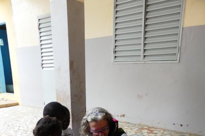 compartir. Durant unes setmanes, les voluntàries conviuen amb les dones d’Oussouye.