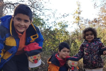 germans. L’Èric i la Nahia agafant el seu tronc de Nadal enmig d’un impressionant paisatge natural a Tiurana.