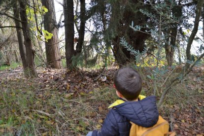 germans. L’Èric i la Nahia agafant el seu tronc de Nadal enmig d’un impressionant paisatge natural a Tiurana.