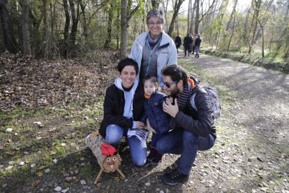 germans. L’Èric i la Nahia agafant el seu tronc de Nadal enmig d’un impressionant paisatge natural a Tiurana.