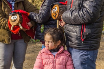 germans. L’Èric i la Nahia agafant el seu tronc de Nadal enmig d’un impressionant paisatge natural a Tiurana.