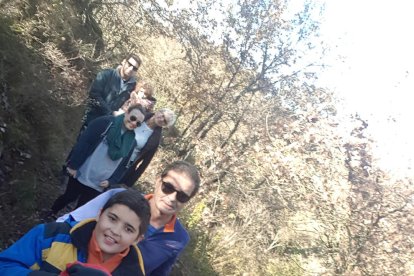 germans. L’Èric i la Nahia agafant el seu tronc de Nadal enmig d’un impressionant paisatge natural a Tiurana.