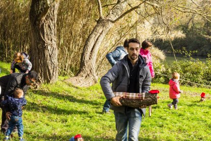 germans. L’Èric i la Nahia agafant el seu tronc de Nadal enmig d’un impressionant paisatge natural a Tiurana.