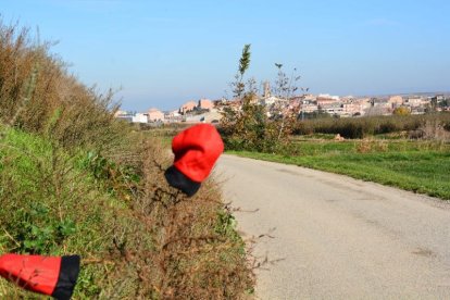 germans. L’Èric i la Nahia agafant el seu tronc de Nadal enmig d’un impressionant paisatge natural a Tiurana.