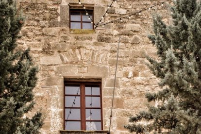 de pedra picada. La pedra forma part del caràcter de Torrebesses. Xemeneies cilíndriques antibruixes i, a la dreta, un dels retaules romànics més destacats de l’anomenada Escola de Lleida.