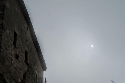 de pedra picada. La pedra forma part del caràcter de Torrebesses. Xemeneies cilíndriques antibruixes i, a la dreta, un dels retaules romànics més destacats de l’anomenada Escola de Lleida.