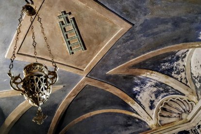 de pedra picada. La pedra forma part del caràcter de Torrebesses. Xemeneies cilíndriques antibruixes i, a la dreta, un dels retaules romànics més destacats de l’anomenada Escola de Lleida.