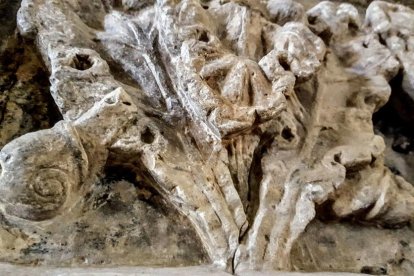 de pedra picada. La pedra forma part del caràcter de Torrebesses. Xemeneies cilíndriques antibruixes i, a la dreta, un dels retaules romànics més destacats de l’anomenada Escola de Lleida.